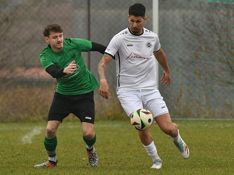 Auf Bezirksliga-Niveau fehlt dem SC Jura Arnstein das letzte Qu&auml;ntchen. Hier versucht Julian Betz, dem Ebersdorfer Sertan Sener (rechts) den Ball abzunehmen.