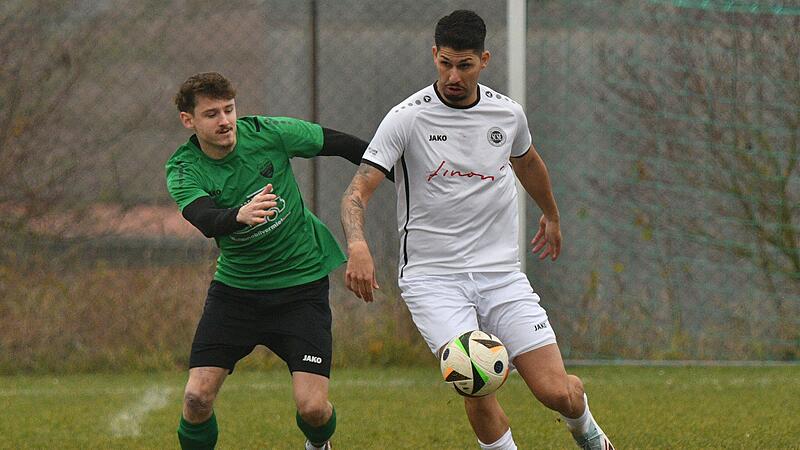 Auf Bezirksliga-Niveau fehlt dem SC Jura Arnstein das letzte Qu&auml;ntchen. Hier versucht Julian Betz, dem Ebersdorfer Sertan Sener (rechts) den Ball abzunehmen.