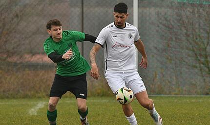 Auf Bezirksliga-Niveau fehlt dem SC Jura Arnstein das letzte Qu&auml;ntchen. Hier versucht Julian Betz, dem Ebersdorfer Sertan Sener (rechts) den Ball abzunehmen.