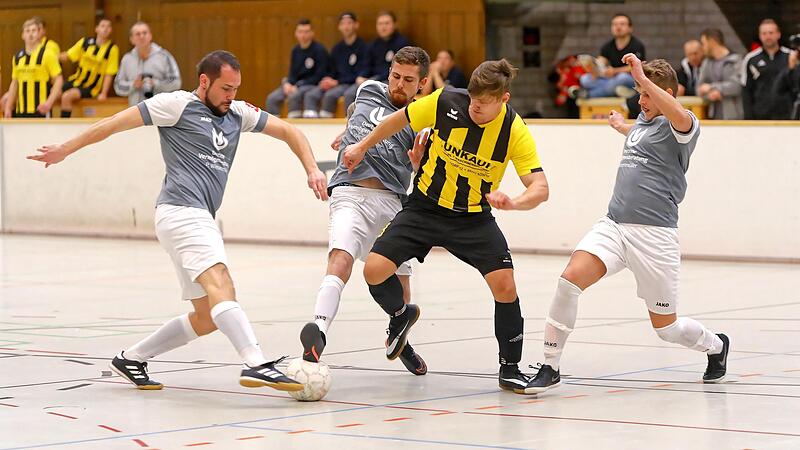 Die Kreisligisten SV Motschenbach (graue Trikots) und TSV K&ouml;dnitz (gelb-schwarze Trikots) sind auch bei der 39. Auflage als Gastmannschaften dabei.