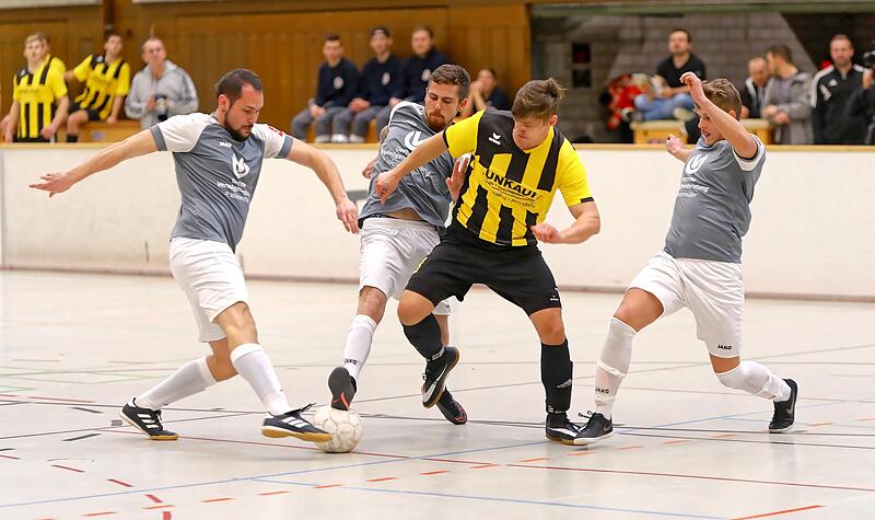 Die Kreisligisten SV Motschenbach (graue Trikots) und TSV K&ouml;dnitz (gelb-schwarze Trikots) sind auch bei der 39. Auflage als Gastmannschaften dabei.