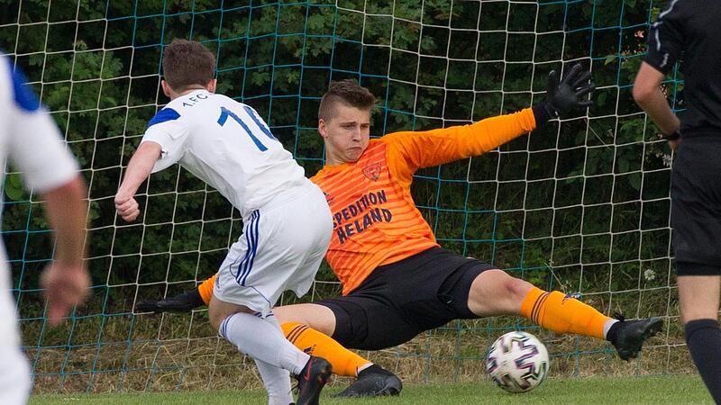 Der Ball rollt wieder. Test- und Pokalspiele erfreuen sich in diesen Tagen hoher Beliebtheit: Im Pokalspiel kommt der Mitwitzer David Bauer frei zum Schuss, kann aber den Mönchrödener Keeper Jonas Köhn nicht überwinden. Mitwitz siegte im Elfmeterschießen.