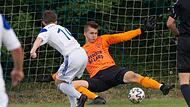 Der Ball rollt wieder. Test- und Pokalspiele erfreuen sich in diesen Tagen hoher Beliebtheit: Im Pokalspiel kommt der Mitwitzer David Bauer frei zum Schuss, kann aber den Mönchrödener Keeper Jonas Köhn nicht überwinden. Mitwitz siegte im Elfmeterschießen.