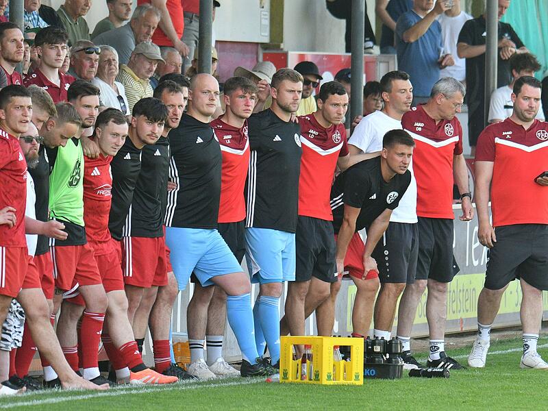 Noch einmal heißt es für den FC Lichtenfels: So zusammenstehen wie hier beim Elfmeterschießen gegen Mistelgau. Noch einmal heißt es für den FC Lichtenfels: So zusammenstehen wie hier beim Elfmeterschießen gegen Mistelgau.