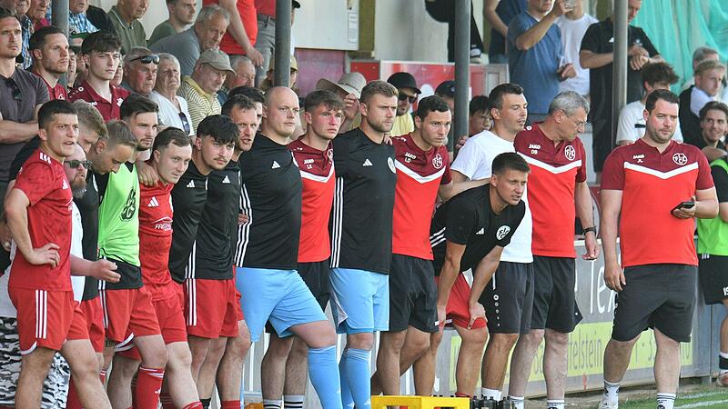 Noch einmal heißt es für den FC Lichtenfels: So zusammenstehen wie hier beim Elfmeterschießen gegen Mistelgau. Noch einmal heißt es für den FC Lichtenfels: So zusammenstehen wie hier beim Elfmeterschießen gegen Mistelgau.