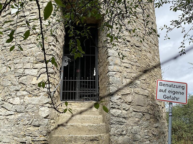 Der Eingang zum Turm ist seit Juli gesperrt. Die Benutzung, auch auf eigene Gefahr, also nicht möglich. Der Eingang zum Turm ist seit Juli gesperrt. Die Benutzung, auch auf eigene Gefahr, also nicht möglich.