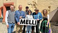 Zwei Tage nach der verpassten Wahl zur Bayerischen Bierkönigin können Melanie Streit und ihre Unterstützer wieder lachen.