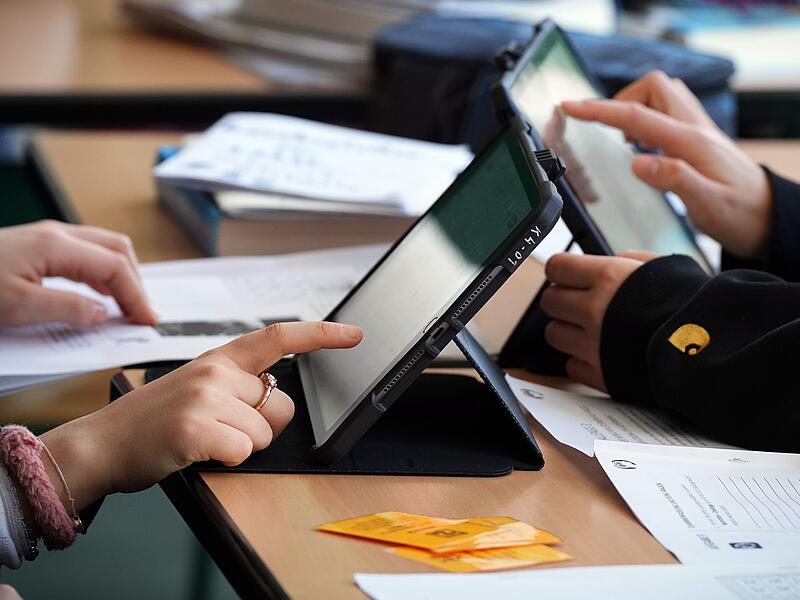 Schulkinder arbeiten am Tablet