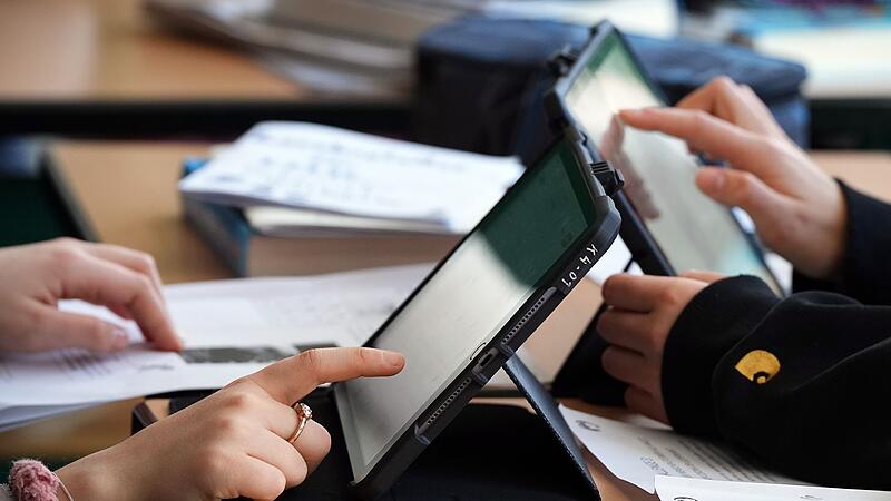 Schulkinder arbeiten am Tablet