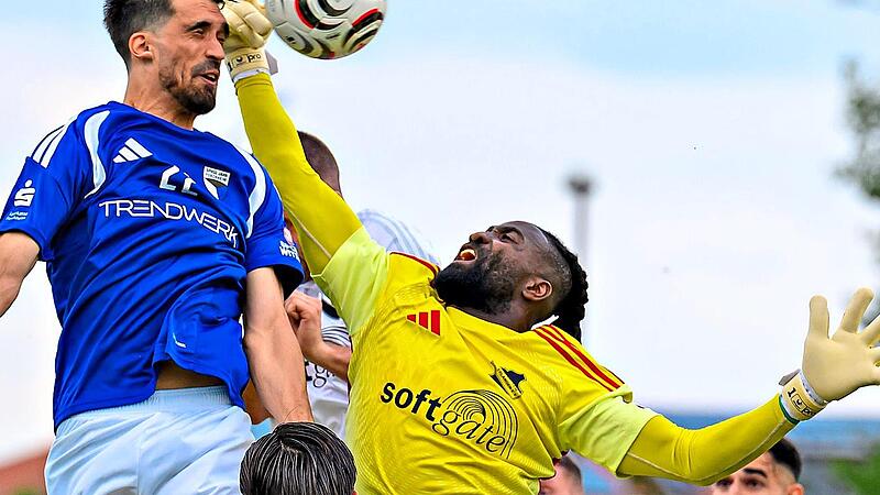 Jahn Forchheims spielender Co-Trainer Yasin Kaya und ATSV-Keeper Emmanuel Agyekum treffen am Mittwoch erneut aufeinander.Sportfoto Zink