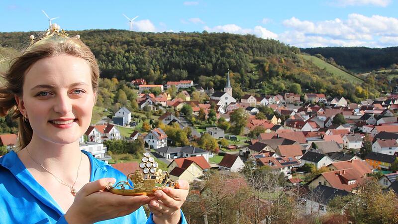 Linda Keller tr&auml;gt zur Zeit zwei Kronen: auf dem Kopf die der Fr&auml;nkischen Weinprinzessin, in der Hand ihre Ramsthaler Krone.