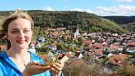 Linda Keller trägt zur Zeit zwei Kronen: auf dem Kopf die der Fränkischen Weinprinzessin, in der Hand ihre Ramsthaler Krone. Linda Keller trägt zur Zeit zwei Kronen: auf dem Kopf die der Fränkischen Weinprinzessin, in der Hand ihre Ramsthaler Krone.