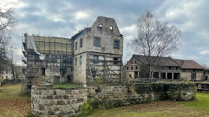 Blick aus n&ouml;rdlicher Richtung auf das Ebelsbacher Schloss, f&uuml;r das nun eine Kostensch&auml;tzung f&uuml;r das Dachwerk vorliegt.