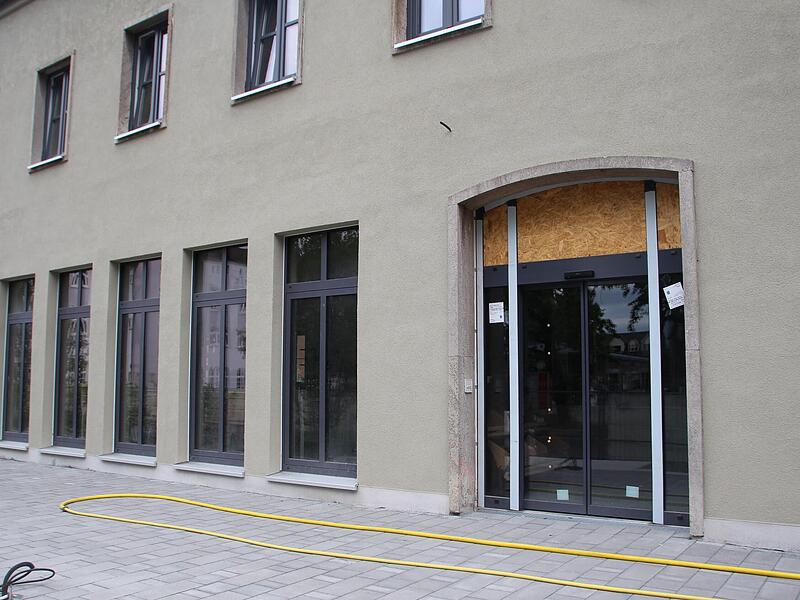 Von au&szlig;en fehlt noch ein wenig, innen stehen Tische und B&auml;nke sowie Theke aber schon bereit: Der neue Standort f&uuml;r das &bdquo;Brot-Haus&ldquo; am Bahnhofsplatz.Forchheim & Fr&auml;nkische Schweiz