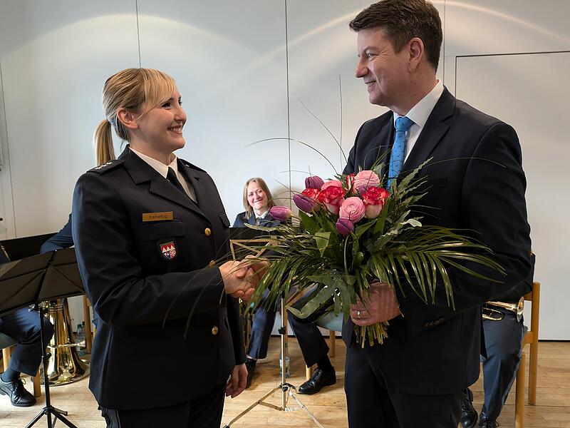 Staatssekretär Sandro Kirchner verabschiedete Polizeihauptkommissarin Corinna Kamerlog mit einem Blumenstrauß. Staatssekretär Sandro Kirchner verabschiedete Polizeihauptkommissarin Corinna Kamerlog mit einem Blumenstrauß.