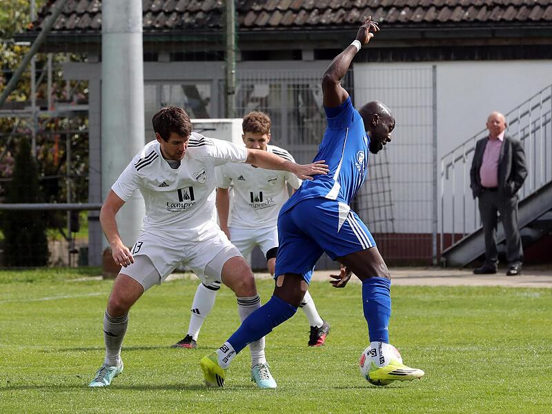 Emanuel Aithkins (rechts) von der DJK Schnaid/Rothensand zieht am Harnsbacher J&uuml;rgen Endres vorbei.