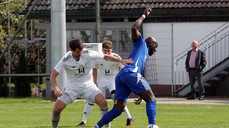 Emanuel Aithkins (rechts) von der DJK Schnaid/Rothensand zieht am Harnsbacher J&uuml;rgen Endres vorbei.