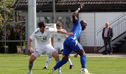 Emanuel Aithkins (rechts) von der DJK Schnaid/Rothensand zieht am Harnsbacher J&uuml;rgen Endres vorbei.