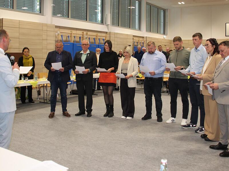 B&uuml;rgermeister Stefan Deuerling vereidigte die neuen Gemeinder&auml;te (von links): Marcus Michel, Lorenz Nastvogel, Manuela Deuber, Jessica Deuerling, Sebastian Kraus, J&uuml;rgen Rink, Jeremias Krause, Simone Seidel und Mike Tramowsky.