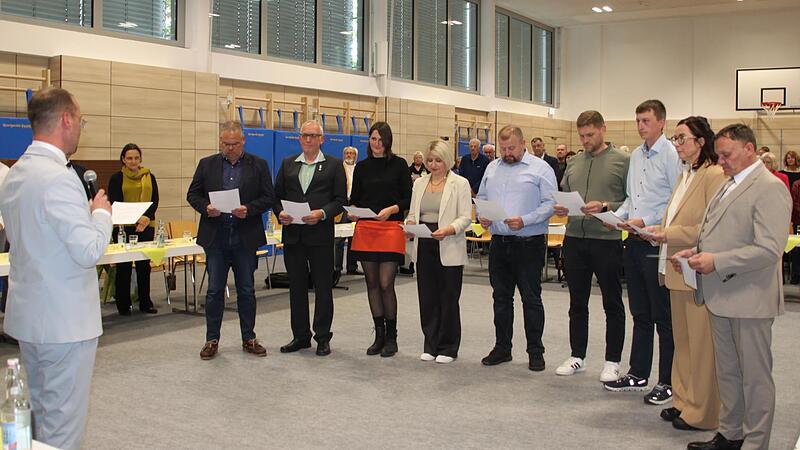 B&uuml;rgermeister Stefan Deuerling vereidigte die neuen Gemeinder&auml;te (von links): Marcus Michel, Lorenz Nastvogel, Manuela Deuber, Jessica Deuerling, Sebastian Kraus, J&uuml;rgen Rink, Jeremias Krause, Simone Seidel und Mike Tramowsky.