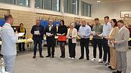 B&uuml;rgermeister Stefan Deuerling vereidigte die neuen Gemeinder&auml;te (von links): Marcus Michel, Lorenz Nastvogel, Manuela Deuber, Jessica Deuerling, Sebastian Kraus, J&uuml;rgen Rink, Jeremias Krause, Simone Seidel und Mike Tramowsky.