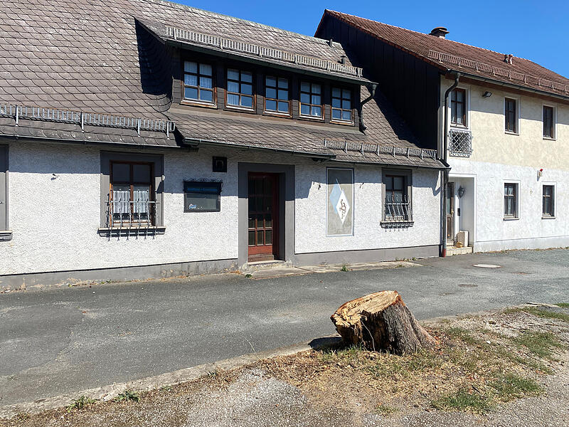 Baumfällung EbermannstadtForchheim & Fränkische Schweiz Die große Kastanie zwischen dem ehemaligen Gasthaus "Zum Bayerischen" und dem Vereinsheim des Bürgerverein Breitenbach e.V. wurde gefällt