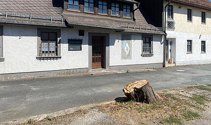 Die gro&szlig;e Kastanie zwischen dem ehemaligen Gasthaus "Zum Bayerischen" und dem Vereinsheim des B&uuml;rgerverein Breitenbach e.V. wurde gef&auml;llt