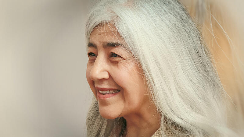 Mahbuba Maqsoodi pr&auml;sentiert ihre Arbeiten in der Bamberger Johanniskapelle.