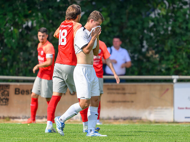 Der FC Herzogenaurach um Tom Galasek (Mitte) verloren auch gegen den FC Wendelstein.