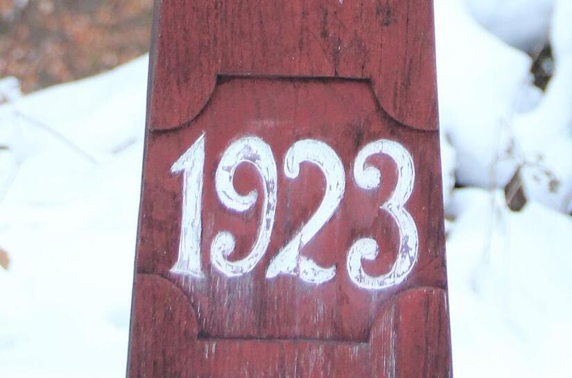 Die Jahreszahl 1923 auf dem Sockel gibt nur einen kleinen Teil der Geschichte wieder.