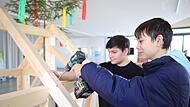Steven Kaletta (rechts) und Arsen Khachatryan besuchen die neunte Klasse des Markgraf-Georg-Friedrich-Gymnasiums. Sie interessierten sich für den Beruf des Zimmerers.