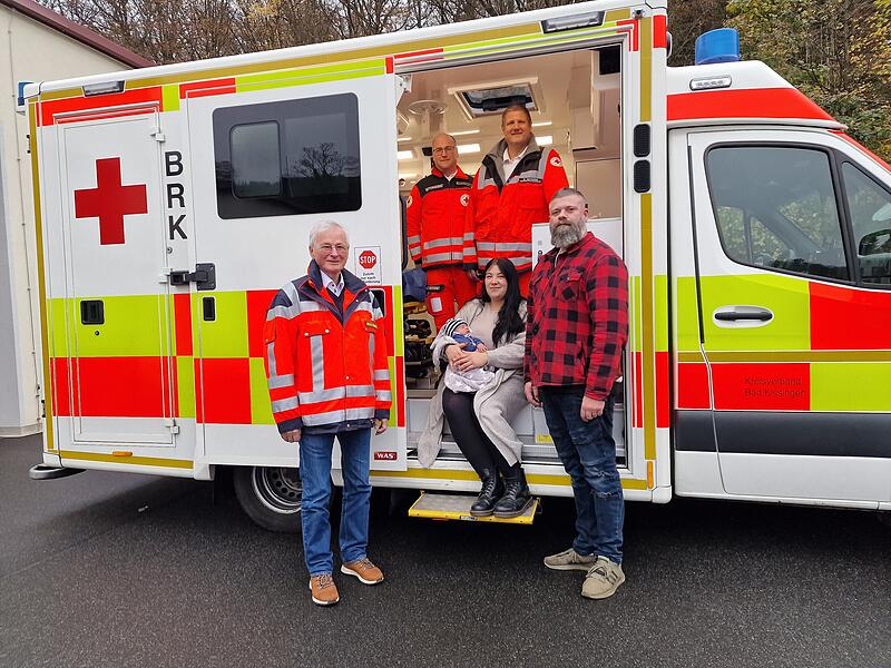 Im Rettungswagen kam der kleine Ben Esser zur Welt. Das Bild zeigt von links: Notarzt Dr. Emanuel Fritschka, Janine, Ben und Niklas Esser. Hinten stehend: Rettungssanitäter und Fahrer Dirk Schumann und Notfallsanitäter Rainer Schumm. Im Rettungswagen kam der kleine Ben Esser zur Welt. Das Bild zeigt von links: Notarzt Dr. Emanuel Fritschka, Janine, Ben und Niklas Esser. Hinten stehend: Rettungssanitäter und Fahrer Dirk Schumann und Notfallsanitäter Rainer Schumm.