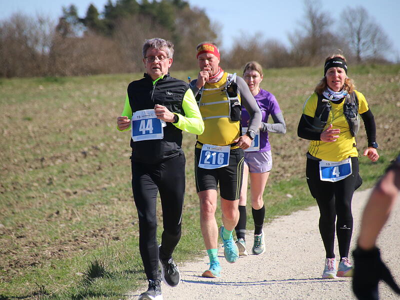 Strahlender Sonnenschein, aber nur niedrige Plusgrade erwartete die L&auml;ufer beim 19. Obermain-Marathon rund um Bad Staffelstein. Die Marathon-Strecke f&uuml;hrte wieder an den beiden Wahrzeichen der Kurstadt, dem Kloster Banz und der Basilika Vierzehnheiligen vorbei.