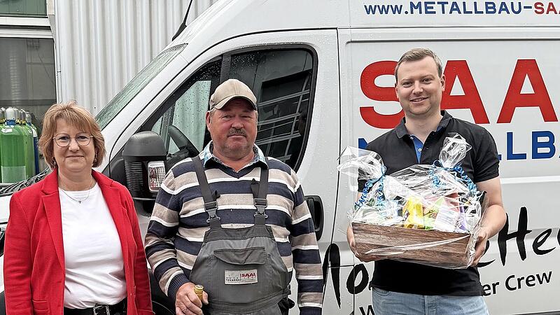 Elke und Philipp Schmitt verabschiedeten Gerald Saal mit einem Geschenk in den Ruhestand. Elke und Philipp Schmitt verabschiedeten Gerald Saal mit einem Geschenk in den Ruhestand.