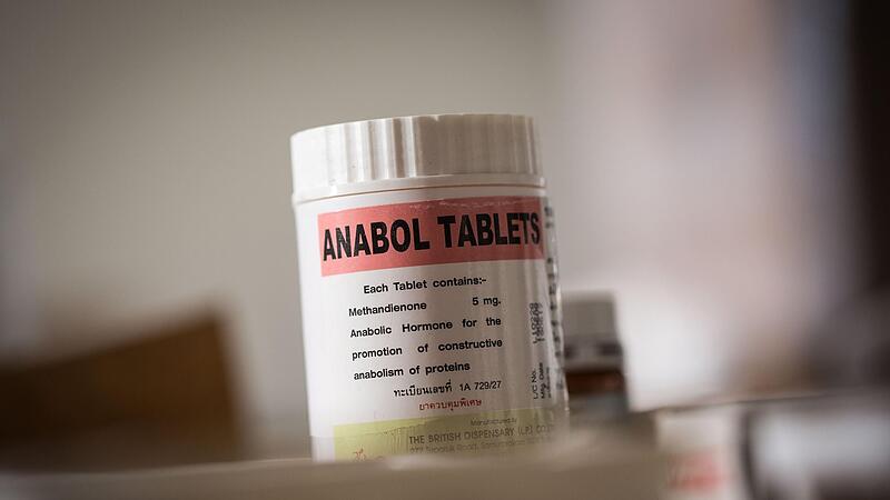 Pillen und Ampullen mit verbotenen Substanzen fanden die Ermittler in der Wohnung des Angeklagten. Pillen und Ampullen mit verbotenen Substanzen fanden die Ermittler in der Wohnung des Angeklagten.