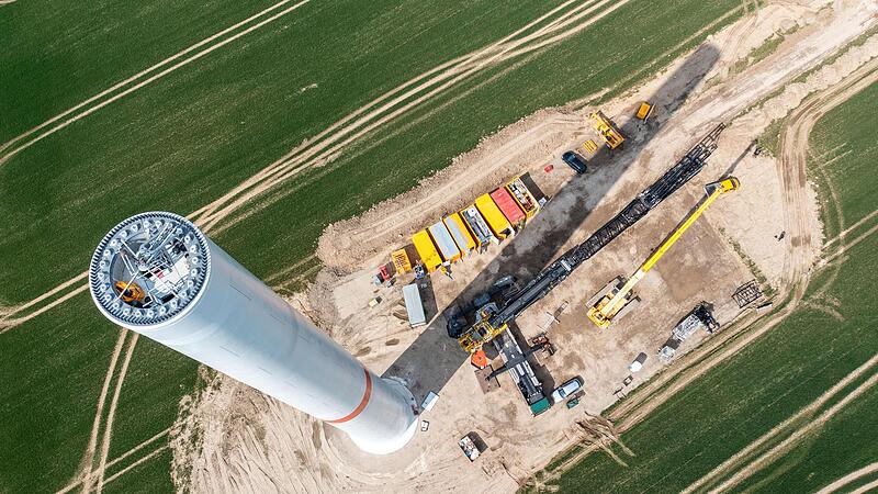 Zügiger genehmigen, schneller bauen: Wenn es nach dem jetzt im Kreistag beschlossenen Klimaschutzkonzept geht, ist im Landkreis Bad Kissingen noch Platz für 36 weitere Windkraftanlagen. Zügiger genehmigen, schneller bauen: Wenn es nach dem jetzt im Kreistag beschlossenen Klimaschutzkonzept geht, ist im Landkreis Bad Kissingen noch Platz für 36 weitere Windkraftanlagen.