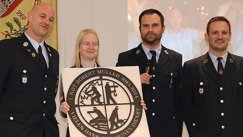 Der ehemalige Kommandant Robert Müller (ganz links) wurde in der Hauptversammlung der Münnerstädter Feuerwehr besonders geehrt. Die 2. Vorsitzende des Vereins, Katharina Daum, Vorsitzender Daniel Röhlinger und Zugführer Philipp Herbert (weiter von... Der ehemalige Kommandant Robert Müller (ganz links) wurde in der Hauptversammlung der Münnerstädter Feuerwehr besonders geehrt. Die 2. Vorsitzende des Vereins, Katharina Daum, Vorsitzender Daniel Röhlinger und Zugführer Philipp Herbert (weiter von...