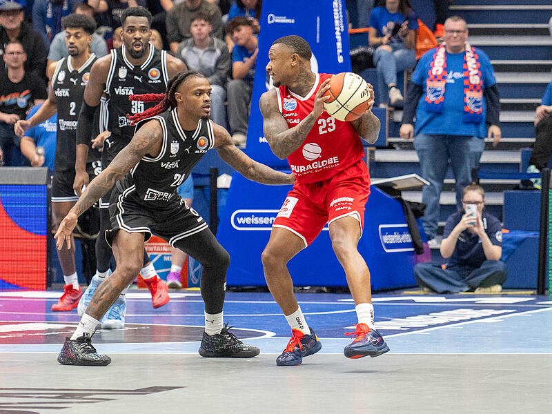 Charles Callison (rechts) und Cobe Williams lieferten sich beim Pokalspiel ein munteres Dreierduell. Callison versenkte sieben von acht Versuchen, Williams alle sechs.