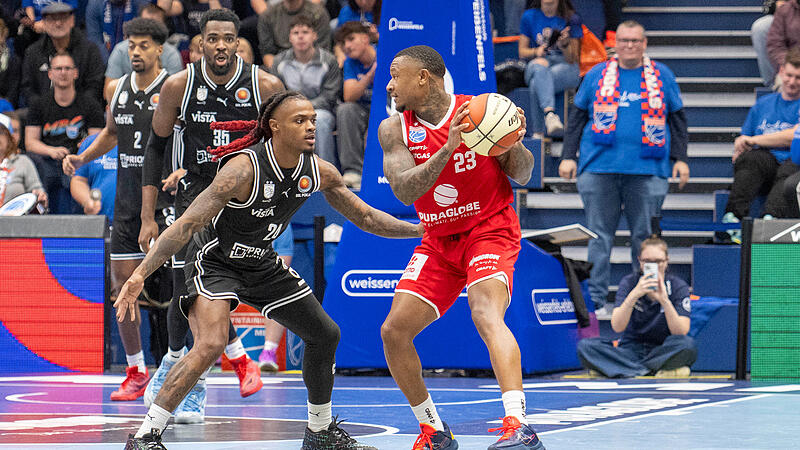 Charles Callison (rechts) und Cobe Williams lieferten sich beim Pokalspiel ein munteres Dreierduell. Callison versenkte sieben von acht Versuchen, Williams alle sechs.