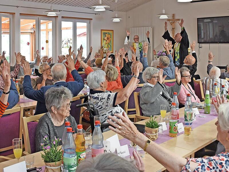 Mit einem im wahrsten Sinne des Wortes bewegten Gottesdienst begann die Jubiläumsfeier im Diakonie-Seniorenzentrum Seehof-Blick in Memmelsdorf. Mit einem im wahrsten Sinne des Wortes bewegten Gottesdienst begann die Jubiläumsfeier im Diakonie-Seniorenzentrum Seehof-Blick in Memmelsdorf.