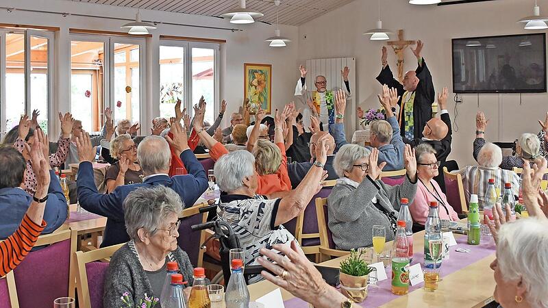 Mit einem im wahrsten Sinne des Wortes bewegten Gottesdienst begann die Jubiläumsfeier im Diakonie-Seniorenzentrum Seehof-Blick in Memmelsdorf. Mit einem im wahrsten Sinne des Wortes bewegten Gottesdienst begann die Jubiläumsfeier im Diakonie-Seniorenzentrum Seehof-Blick in Memmelsdorf.