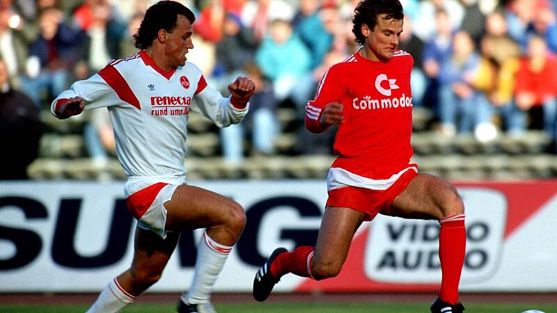 Ober- sticht Unterfranke: Armin Eck läuft 1988 im DFB-Pokalspiel mit den Bayern gegen den 1. FC Nürnberg (3:1) Martin Schneider davon. Das Eck nie das Club-Trikot trug, scheiterte zwei Mal an der Ablösesumme. Ober- sticht Unterfranke: Armin Eck läuft 1988 im DFB-Pokalspiel mit den Bayern gegen den 1. FC Nürnberg (3:1) Martin Schneider davon. Das Eck nie das Club-Trikot trug, scheiterte zwei Mal an der Ablösesumme.
