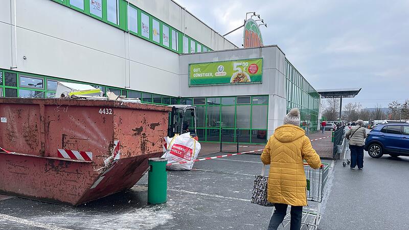 Inzwischen wurde ein Container auf den Parkplatz gestellt. Darin türmt sich bis oben hin die Einrichtung, die durch die Sprengung zerstört worden wurde.