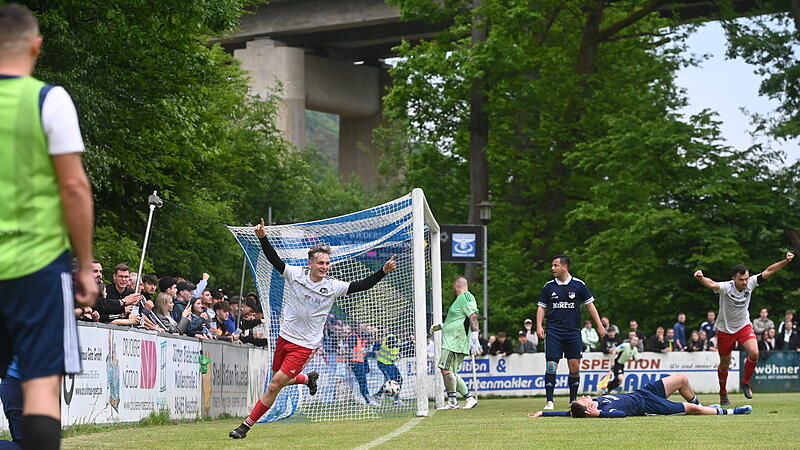 Johannes Bohl (links) jubelt &uuml;ber das entscheidende 2:1 f&uuml;r den TSV Meeder gegen den FC Mitwitz.