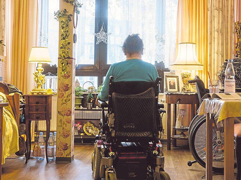 Ein vollstationärer Platz in einer bayerischen Pflegeeinrichtung schlug für Versicherte zuletzt mit einem Eigenanteil  von im Schnitt 2373 Euro pro Monat zu Buche.