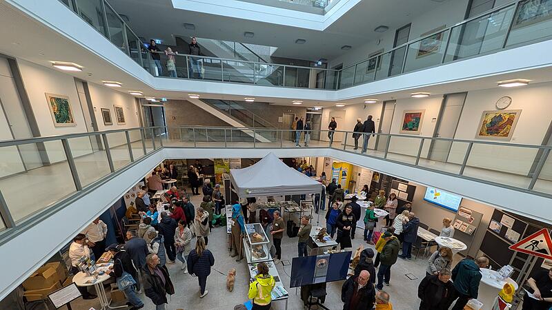 Viele Besucherinnen und Besucher informierten sich an den Ständen und nutzten die Mitmachangebote im lichtdurchfluteten Foyer des Landratsamts.