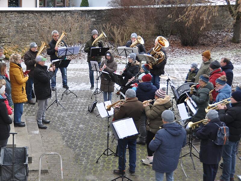 Aufspielen der Sulzthaler Blaskapelle