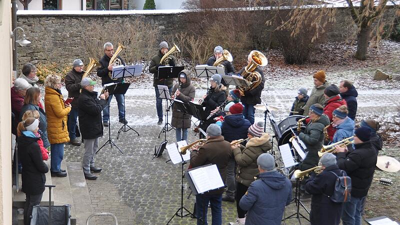 Aufspielen der Sulzthaler Blaskapelle