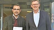 Stephan Greb, Vorstand der Unternehmensgruppe Hescuro (rechts), begrüßt Klaus Holetschek, den CSU-Fraktionsvorsitzenden im Bayerischen Landtag.