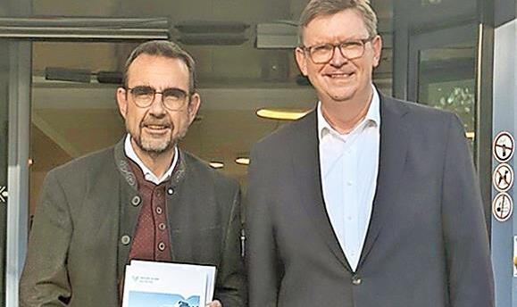 Stephan Greb, Vorstand der Unternehmensgruppe Hescuro (rechts), begrüßt Klaus Holetschek, den CSU-Fraktionsvorsitzenden im Bayerischen Landtag.
